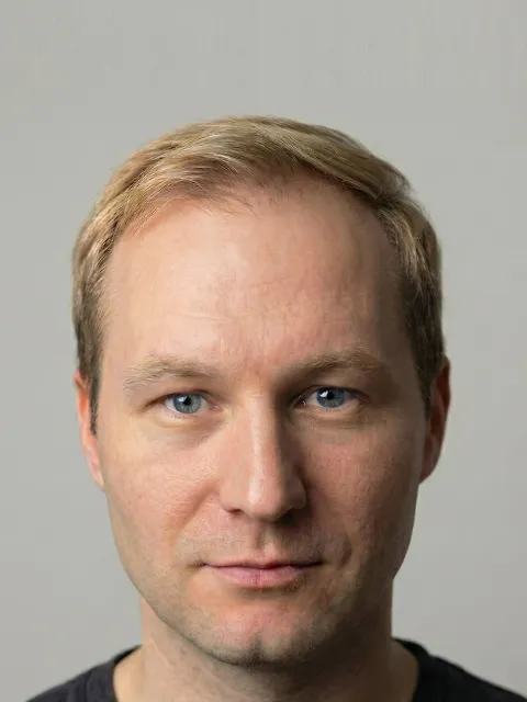 Semjon Bulinsky, Porträt vor hellgrauem Grund